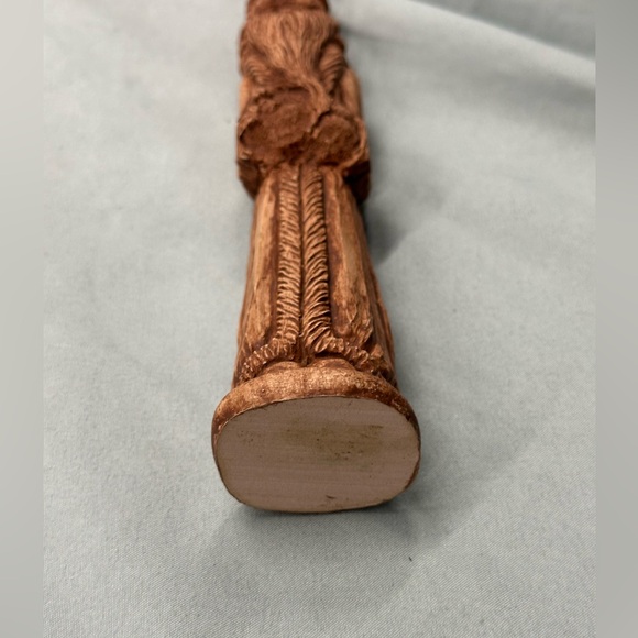 Resin wood toned carved Santa. Great detail! About 7.5 inches tall! - Picture 7 of 7